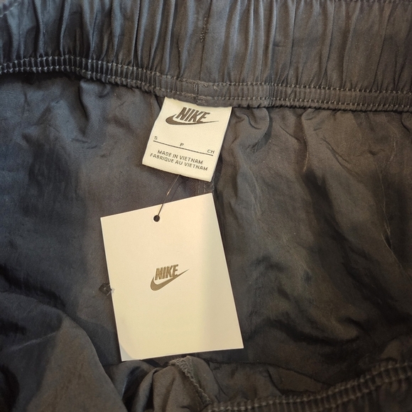 New Nike Women's Black Loose Fit High Rise Cargo Shorts DM6247-010 - Size Small - Picture 5 of 10